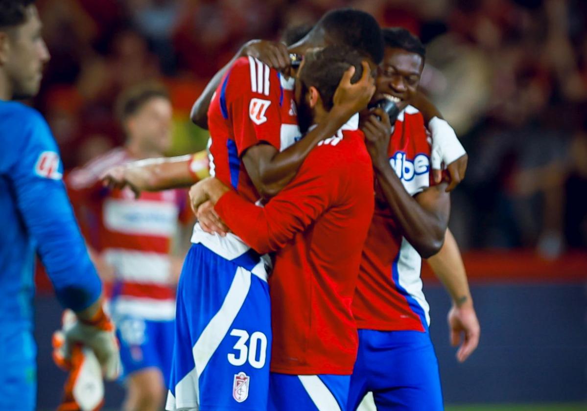 Shon Weissman y Oscar Naasei abrazan a Siren Diao tras su gol al Córdoba.