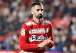 Maxime Gonalons aplaude a la afición del Granada durante un partido en 2022.