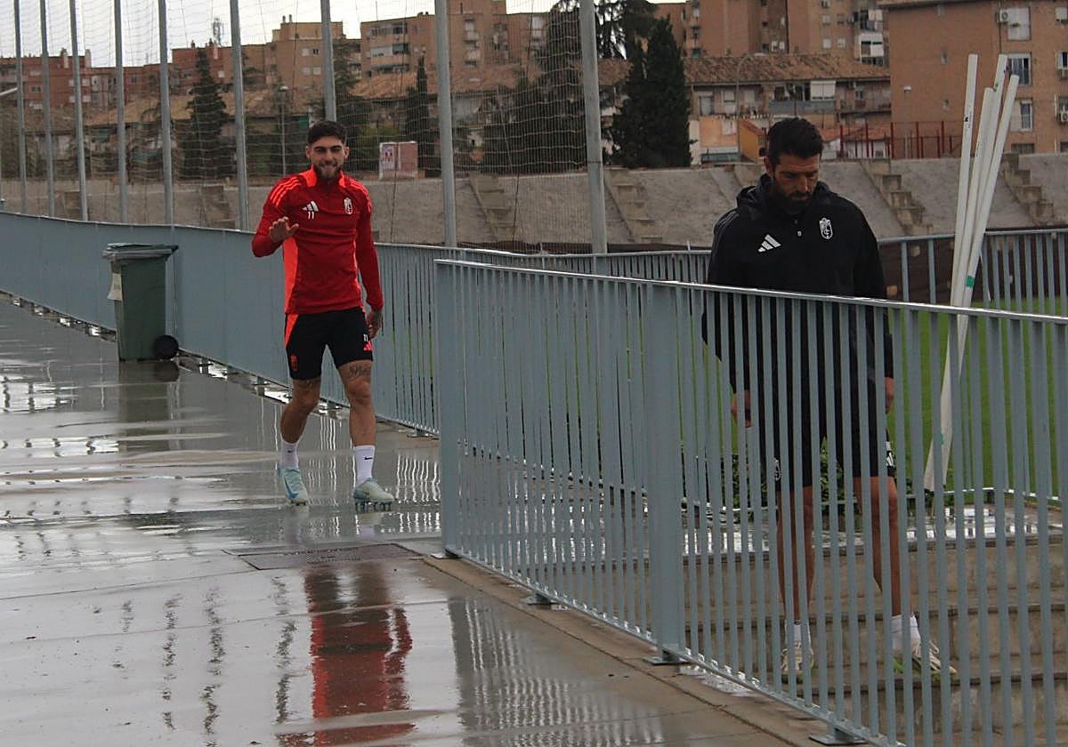 Tsitaishvili saluda al dirigirse hacia el campo de entrenamiento, precedido por Lucena.