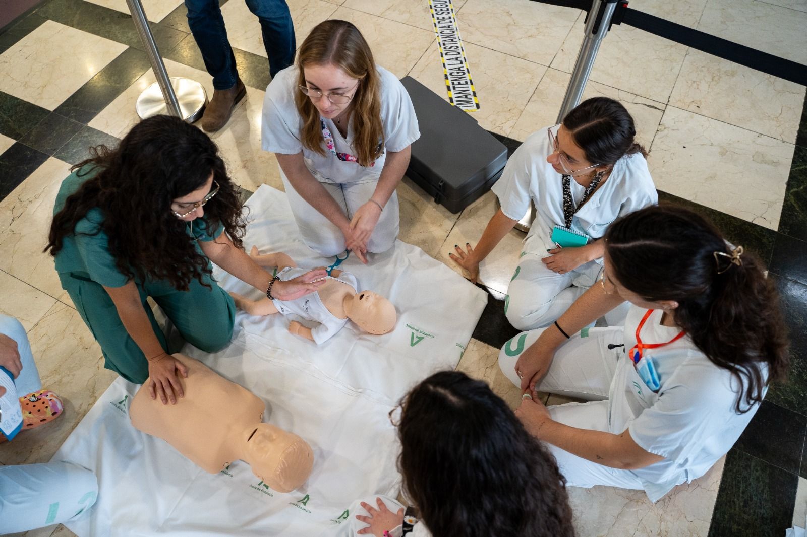 Una profesional enseña las maniobras de RCP en niños y en adultos.