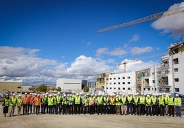 Los miembros del comité director del proyecto Dones, junto a las obras de los edificios auxiliares del acelerador en la Citai de Escúzar.