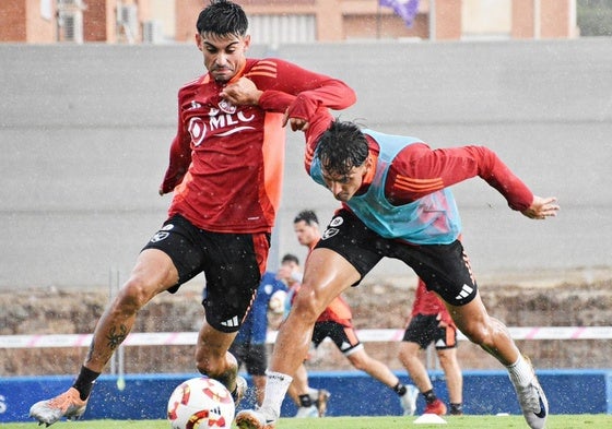 Lluvia en un intenso entrenamiento ayer sobre el césped de Linarejos.