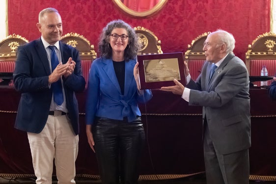 Maite Pagazaurtundúa recibe la placa del premio de manos de José Torné-Dombidau.