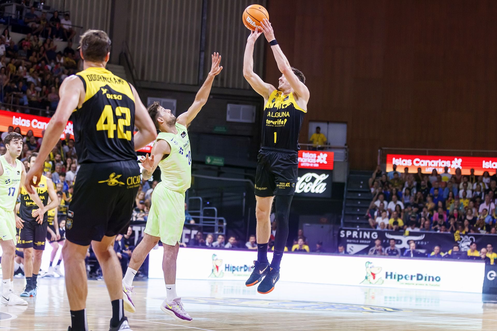 David Kramer lanza un triple frente a Nicolás Laprovittola.