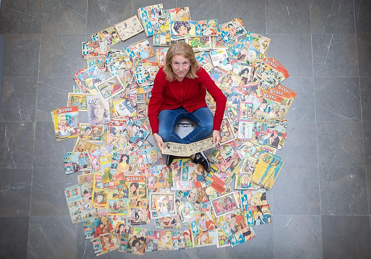 Encarna Ximénez, rodeada de sus tebeos, en la Casa de la Cultura de Churriana de la Vega.