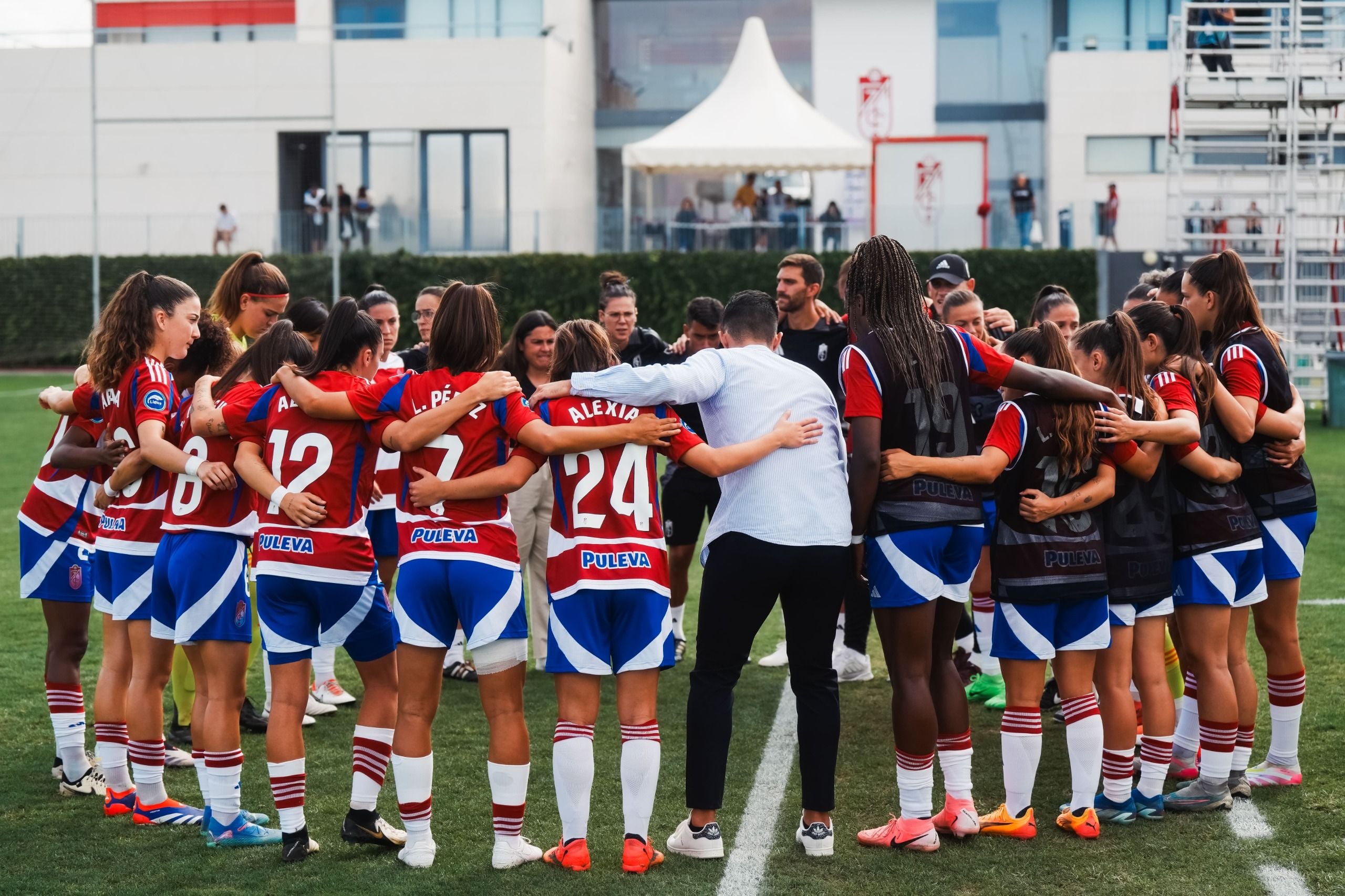 El Granada femenino, al final de un partido en casa esta temporada.