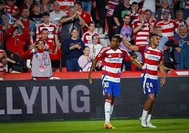 Loïc felicita a Diao tras su gol.