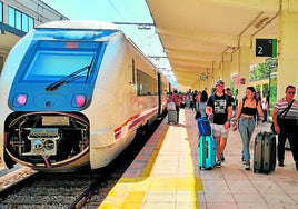 Viajeros durante la llegada de un tren a la estación ferroviaria de la capital jienense.