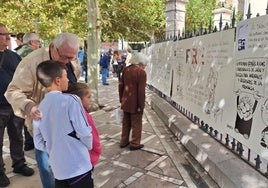 Vecinos de Jaén visitan las chilindrinas, en la plaza de San Francisco.