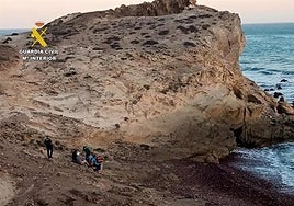 Auxilian a un senderista tras precipitarse por un acantilado en Cabo de Gata