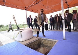 Francis Rodríguez pone la primera piedra en el acto protocolario, celebrado en Motril, para inaugurar oficialmente las obras.