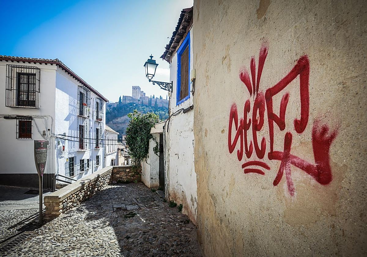 Grafiti en una calle del Albaicín.