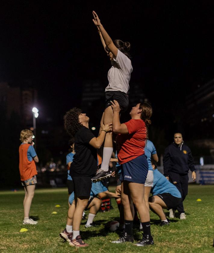 Imagen secundaria 2 - Las universitarias del rugby 7, en acción. 