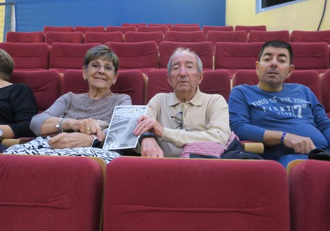 Antonio Fernández (en el centro) con su familia.