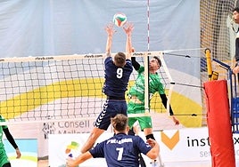 Charly Jiménez supera el bloqueo de Madej Maciej.