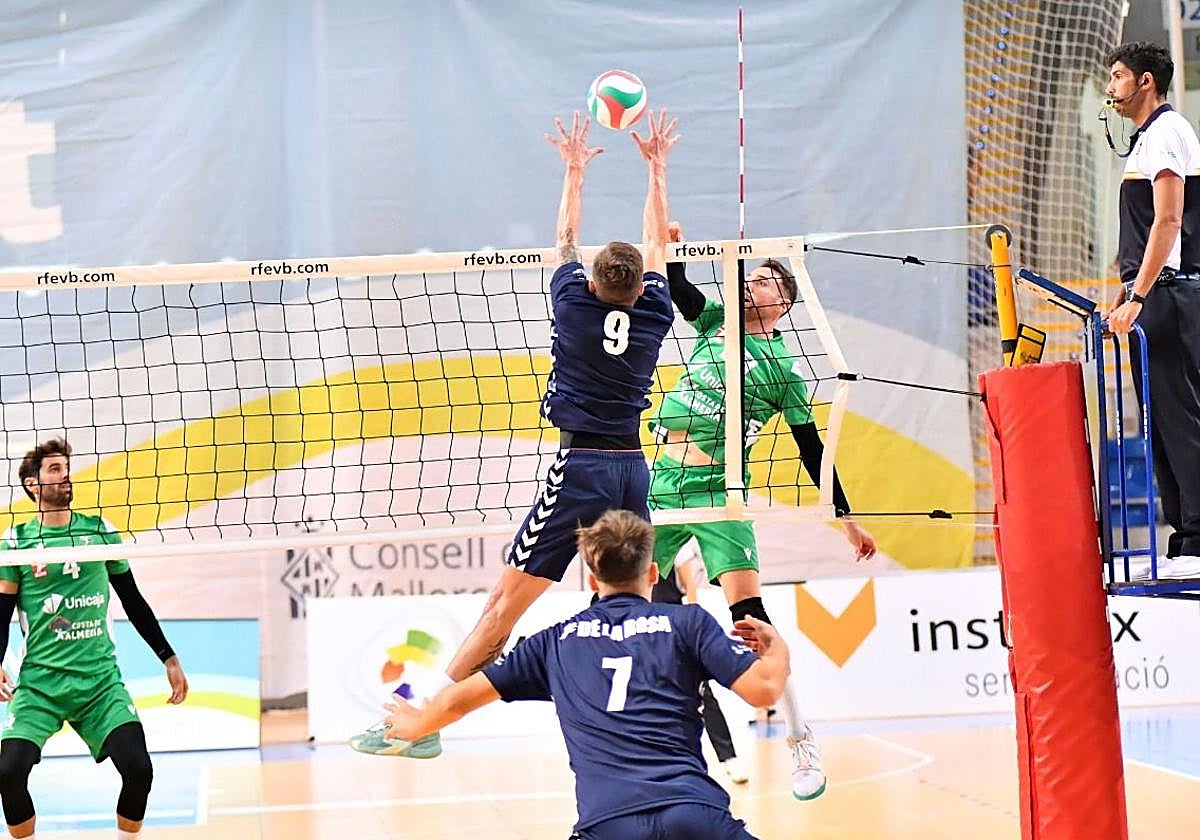 Charly Jiménez supera el bloqueo de Madej Maciej.