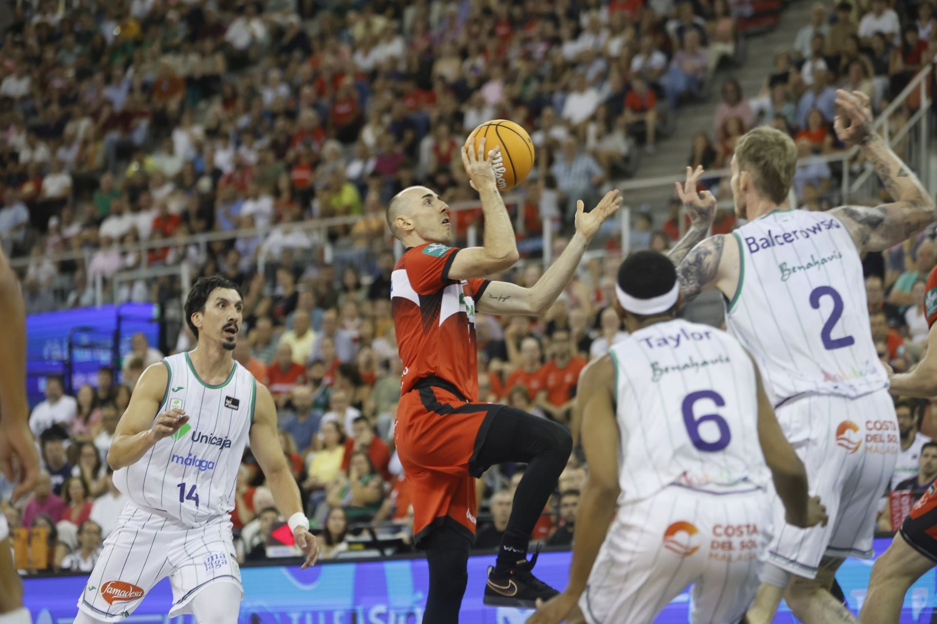 Jonathan Rousselle se eleva entre la defensa del Unicaja, el base galo tendrá un reto frente a los expertos directores en pista del Tenerife.