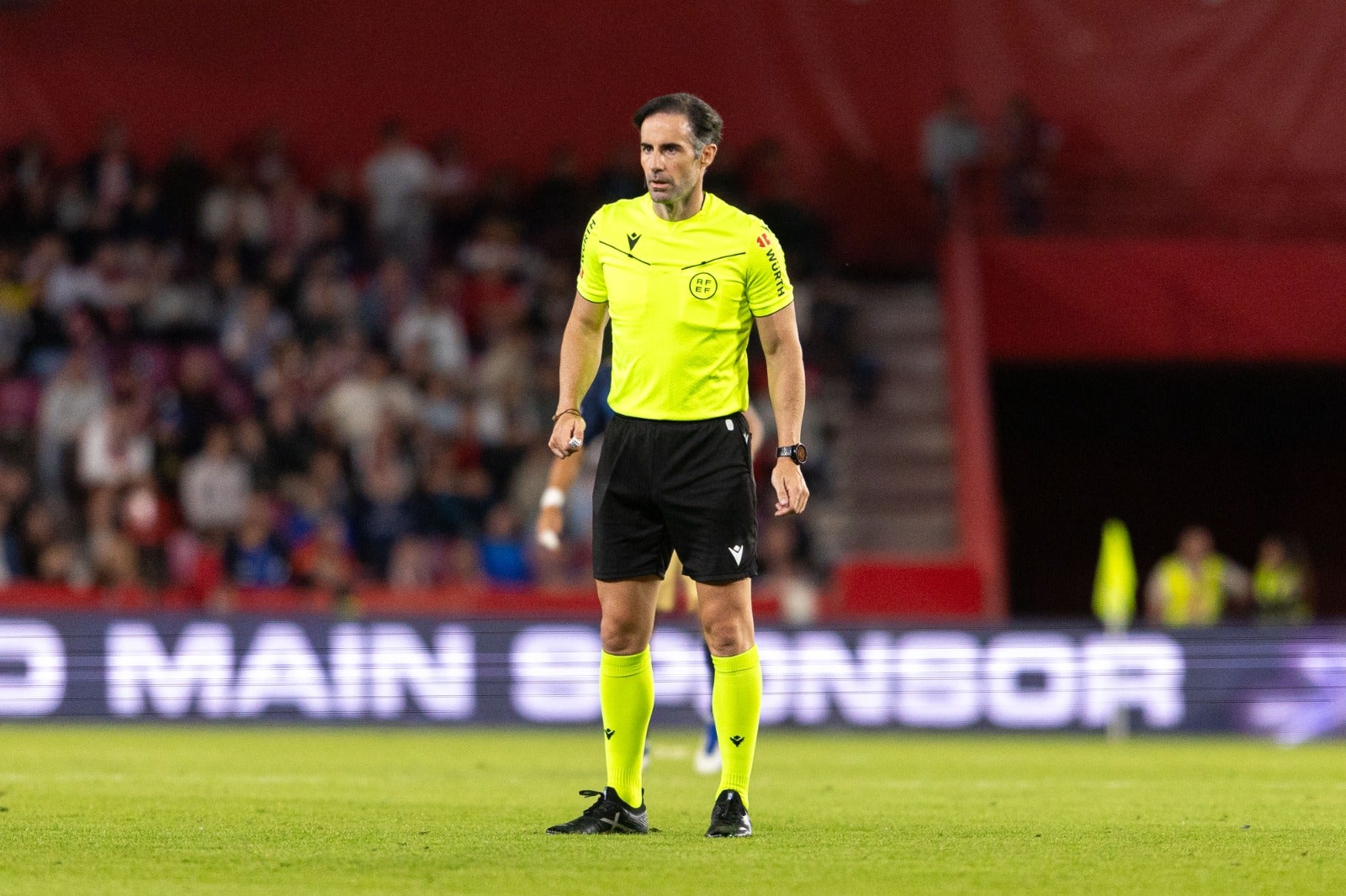 El árbitro González Esteban en Los Cármenes.