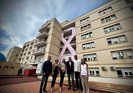 Representantes de la Junta, frente al lazo rosa colocado en la Bola Azul por este día.