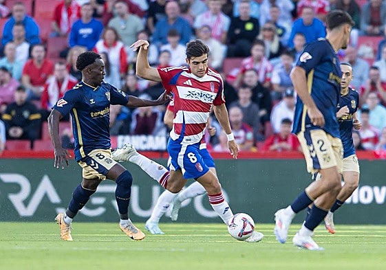Gonzalo Villar juega un balón contra el Tenerife.