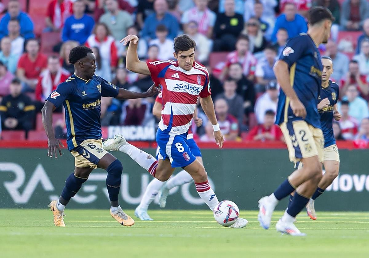 Gonzalo Villar juega un balón contra el Tenerife.