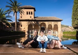 Las corredoras Mavi García y Elisa Longo, junto a María Pérez en la Alhambra.