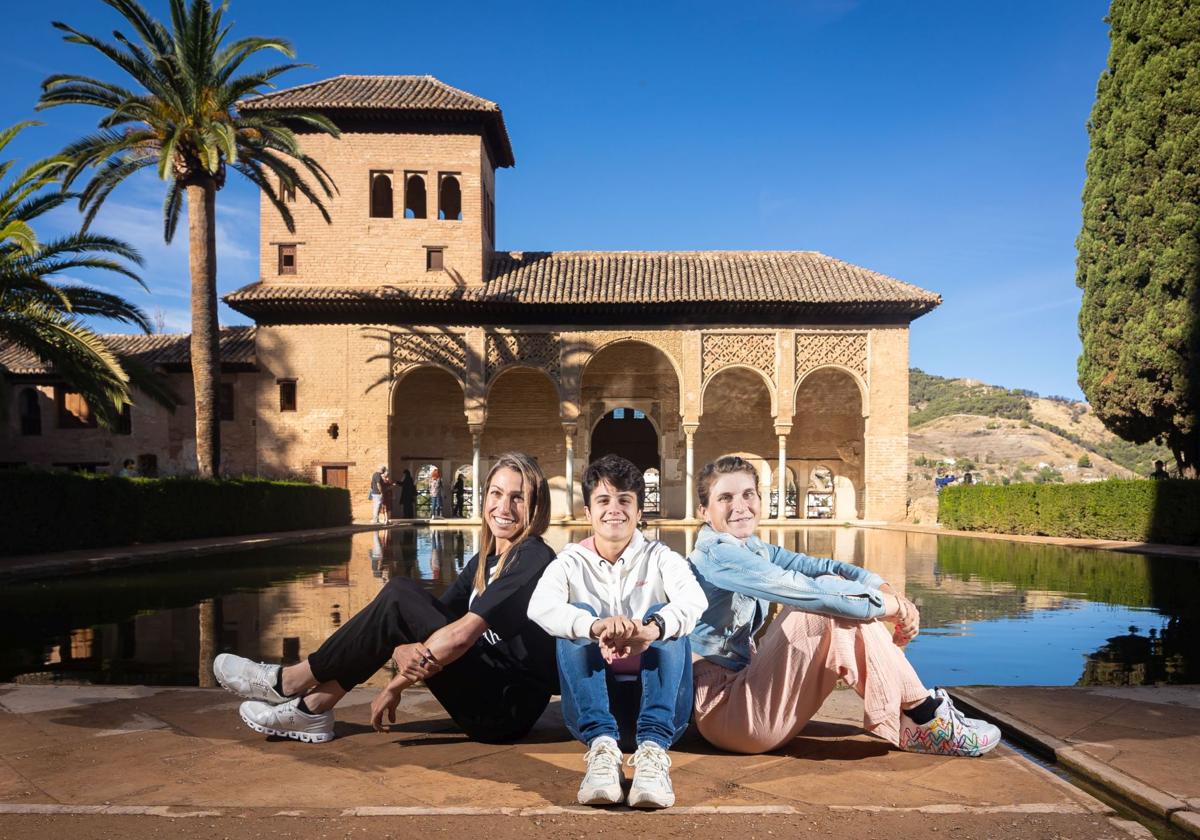 Las corredoras Mavi García y Elisa Longo, junto a María Pérez en la Alhambra.