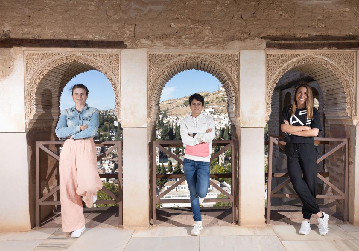 Imagen principal - Mavi García, Elisa Longo y María Pérez, entre palacios. 