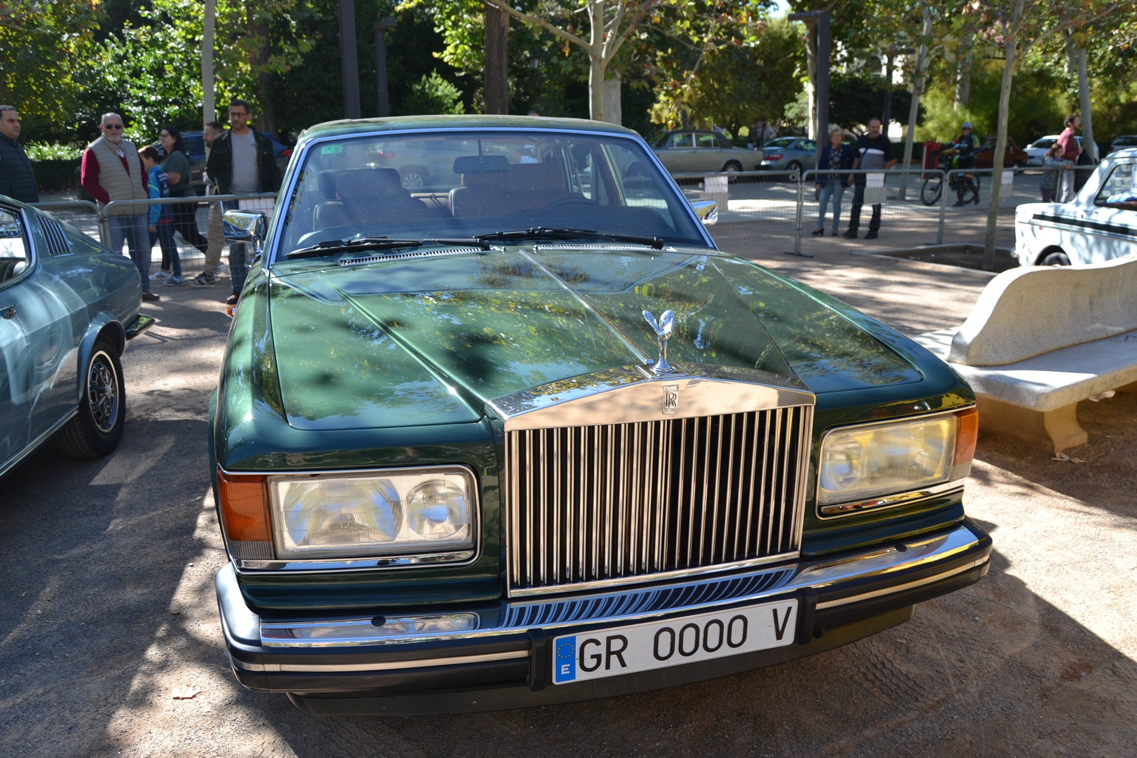 El Paseo del Salón se convierte en una pasarela de coches clásicos