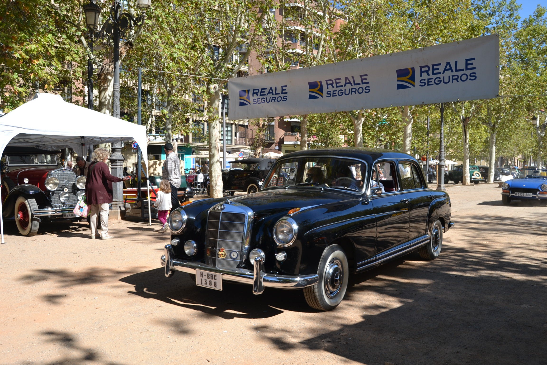 El Paseo del Salón se convierte en una pasarela de coches clásicos