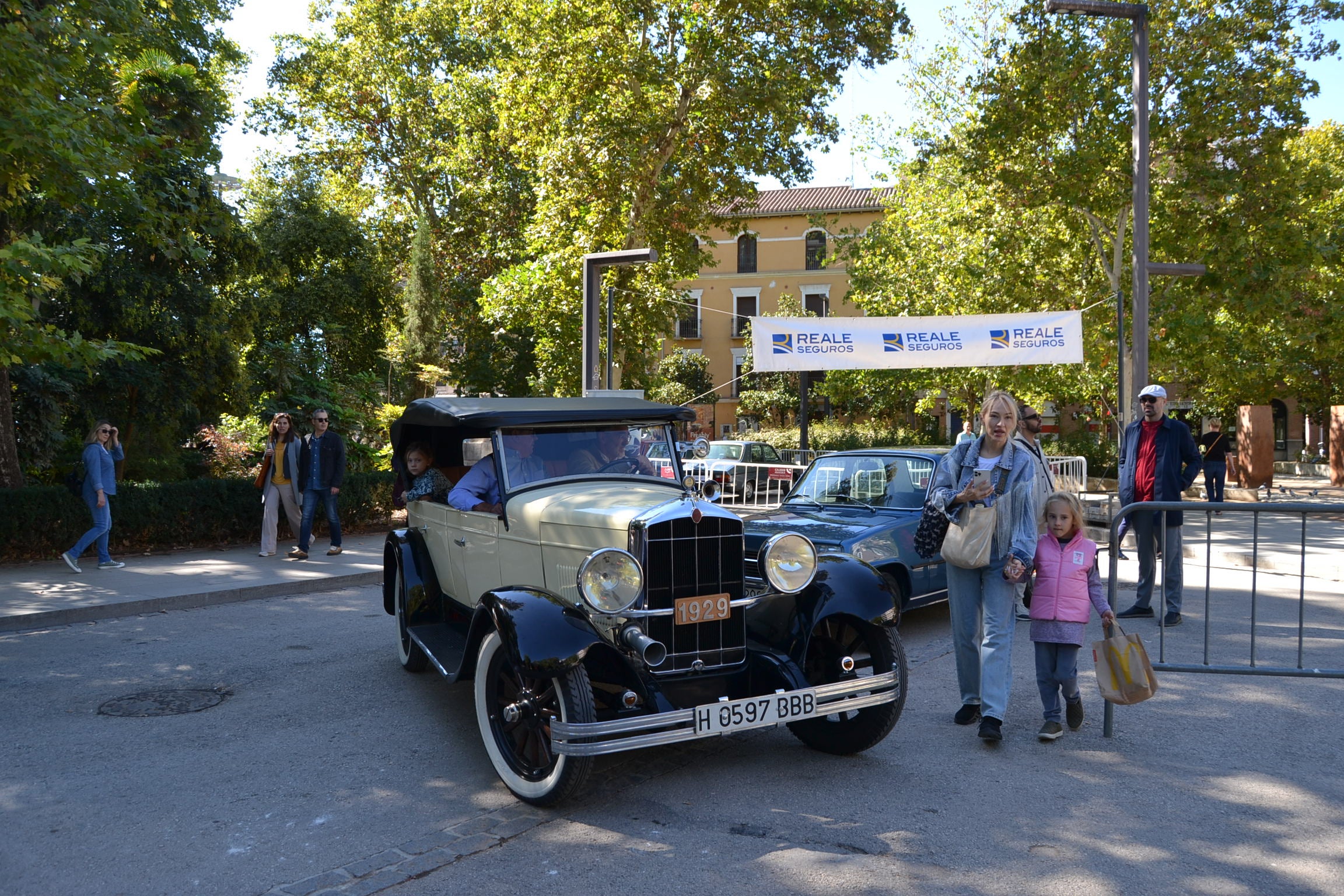 El Paseo del Salón se convierte en una pasarela de coches clásicos