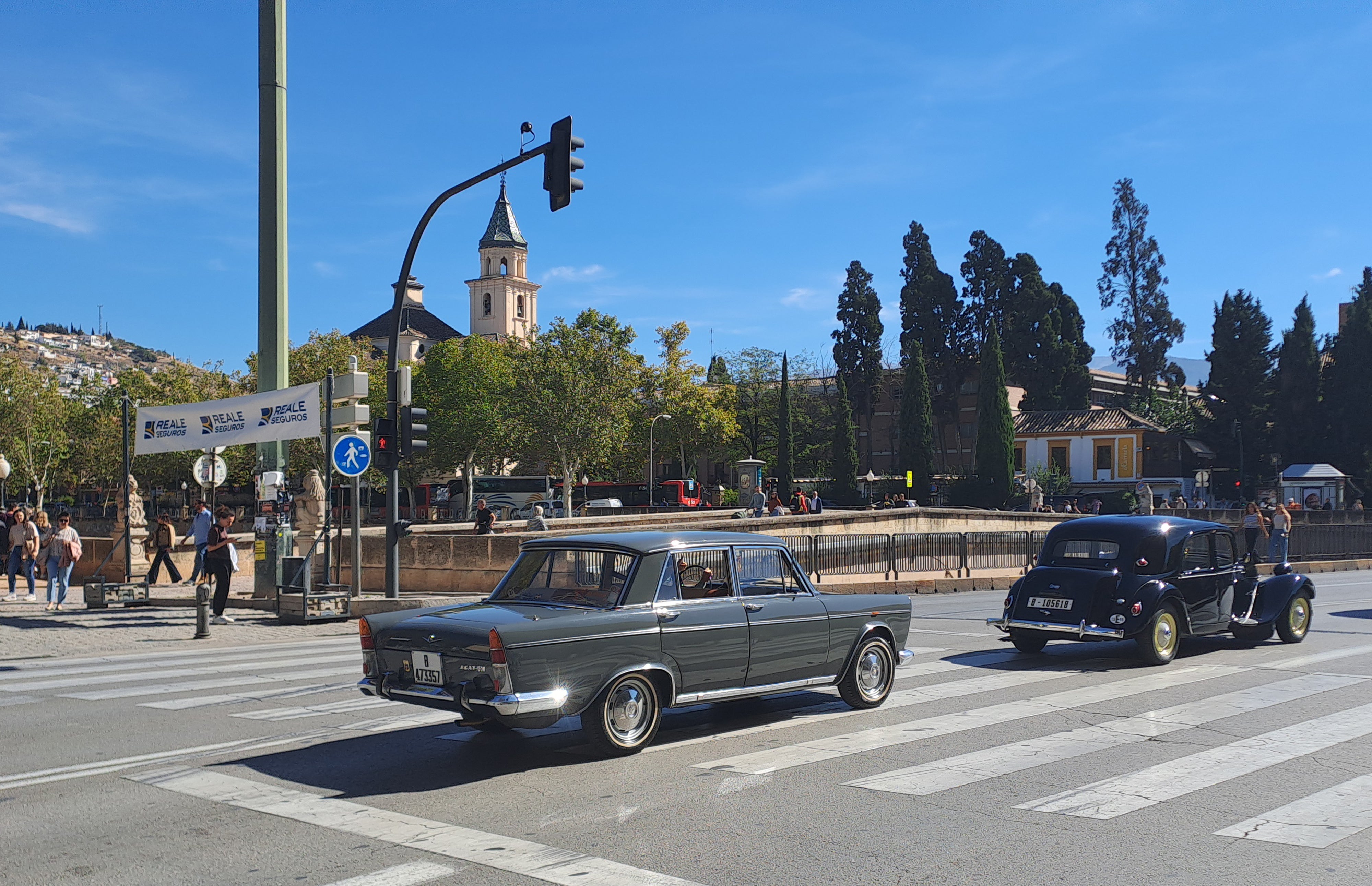 El Paseo del Salón se convierte en una pasarela de coches clásicos