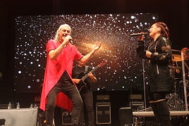 El dúo Camela interpretando una canción en el Auditorio de la Alameda
