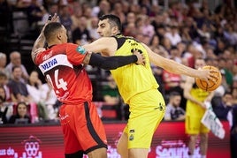 Wiley sujeta a Shermadini durante el partido disputado este sábado en el Palacio de los Deportes.