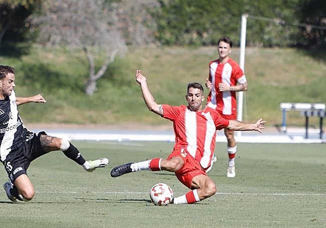 Arriba, Edu Pla, que jugó un buen partido, se anticipa a Álex del Río. Abajo, Lorenzo cuajó un excelente encuentro y supera a David García..