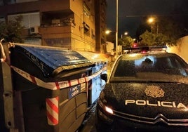 Un vehículo de la Policía Nacional, en el lugar del crimen el día que ocurrió.