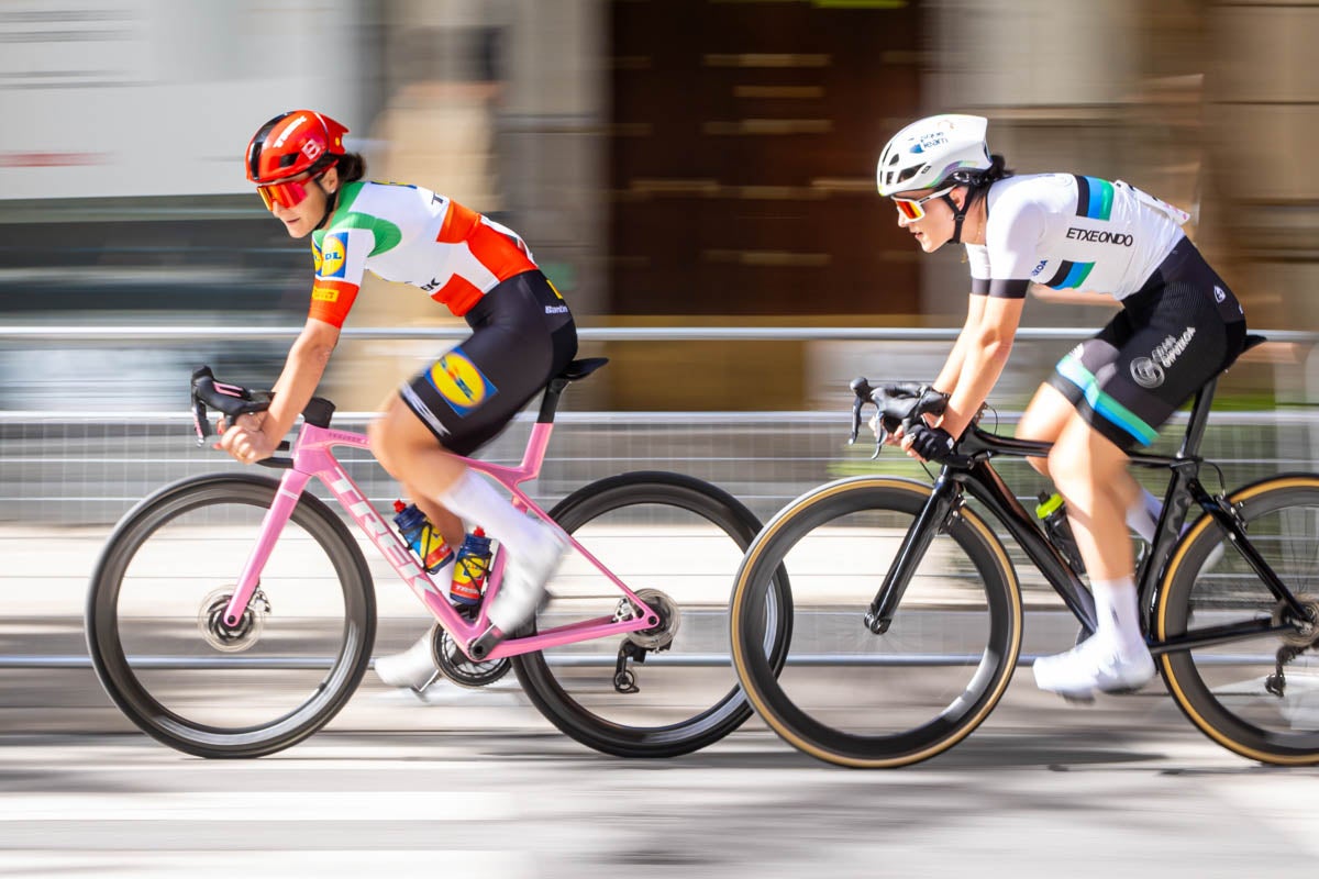 La prueba ciclista Reinas de la Alhambra, en imágenes