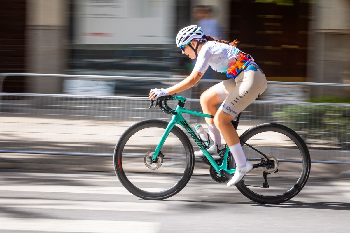 La prueba ciclista Reinas de la Alhambra, en imágenes