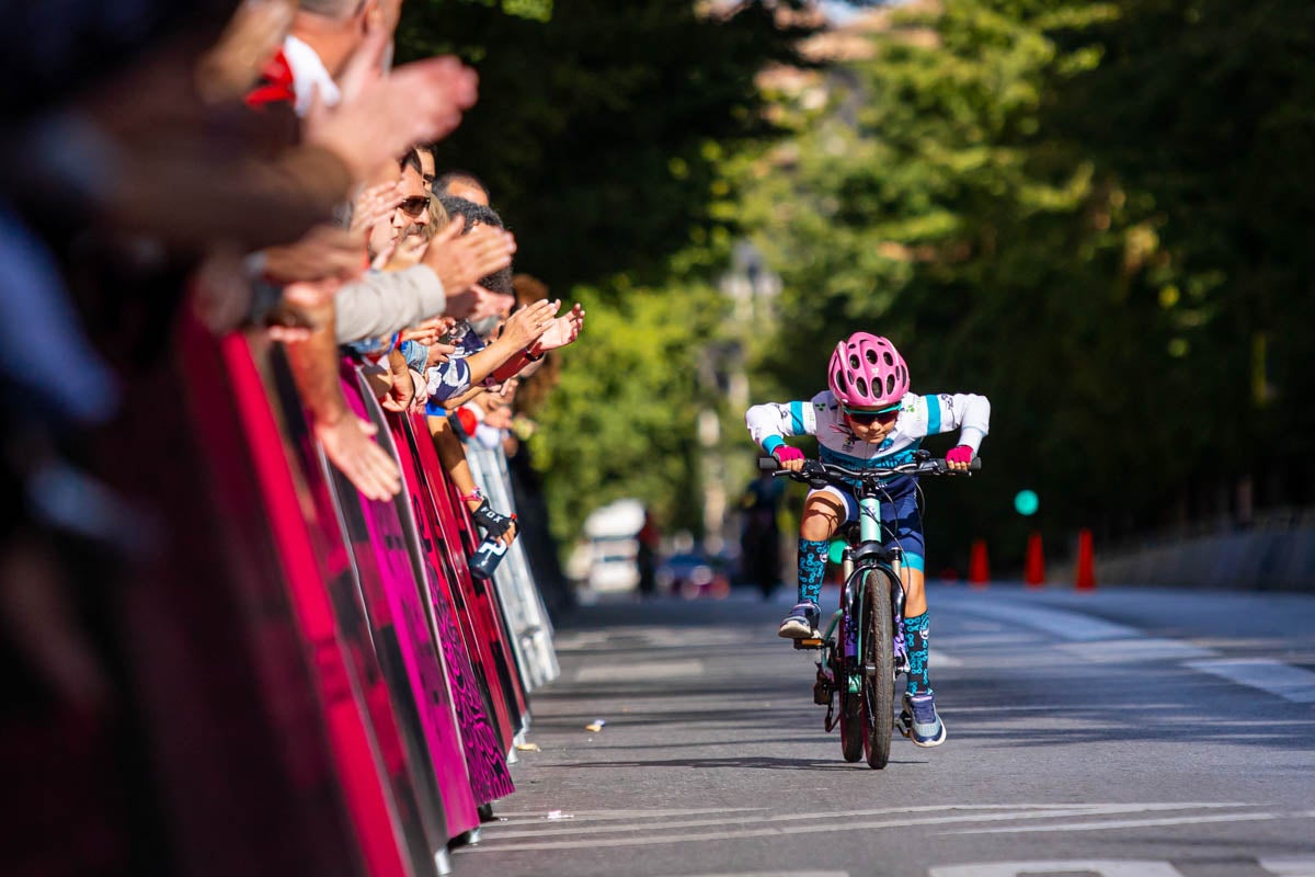 La prueba ciclista Reinas de la Alhambra, en imágenes