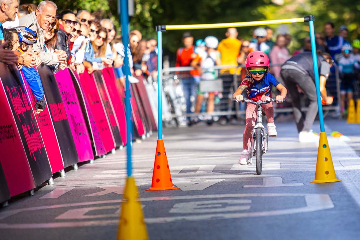 La prueba ciclista Reinas de la Alhambra, en imágenes