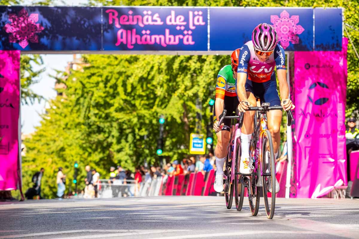 La prueba ciclista Reinas de la Alhambra, en imágenes