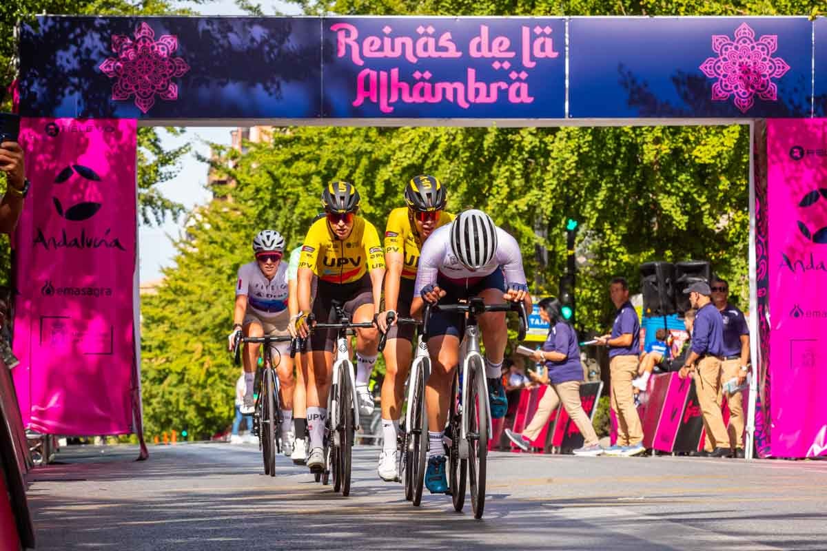 La prueba ciclista Reinas de la Alhambra, en imágenes