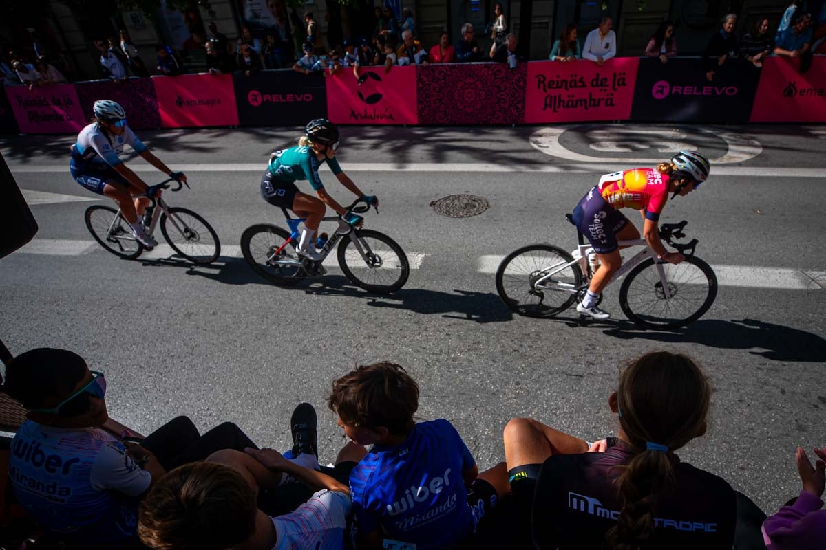 La prueba ciclista Reinas de la Alhambra, en imágenes