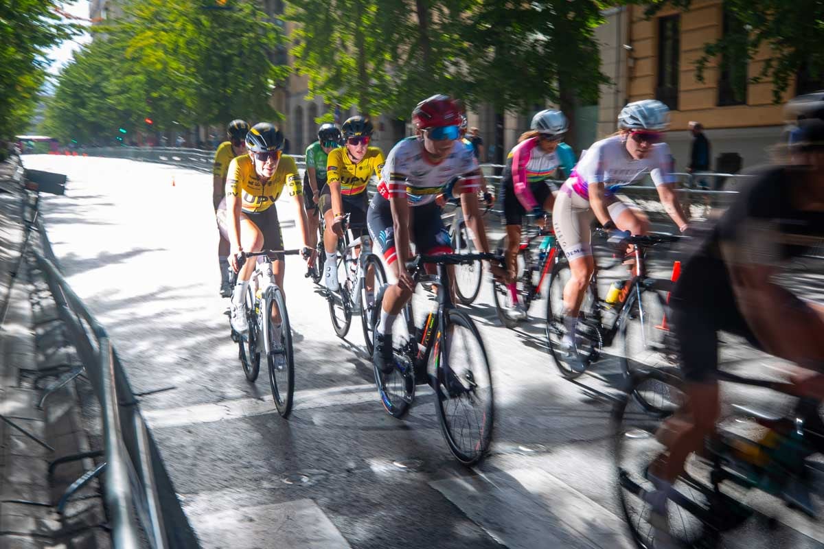 La prueba ciclista Reinas de la Alhambra, en imágenes