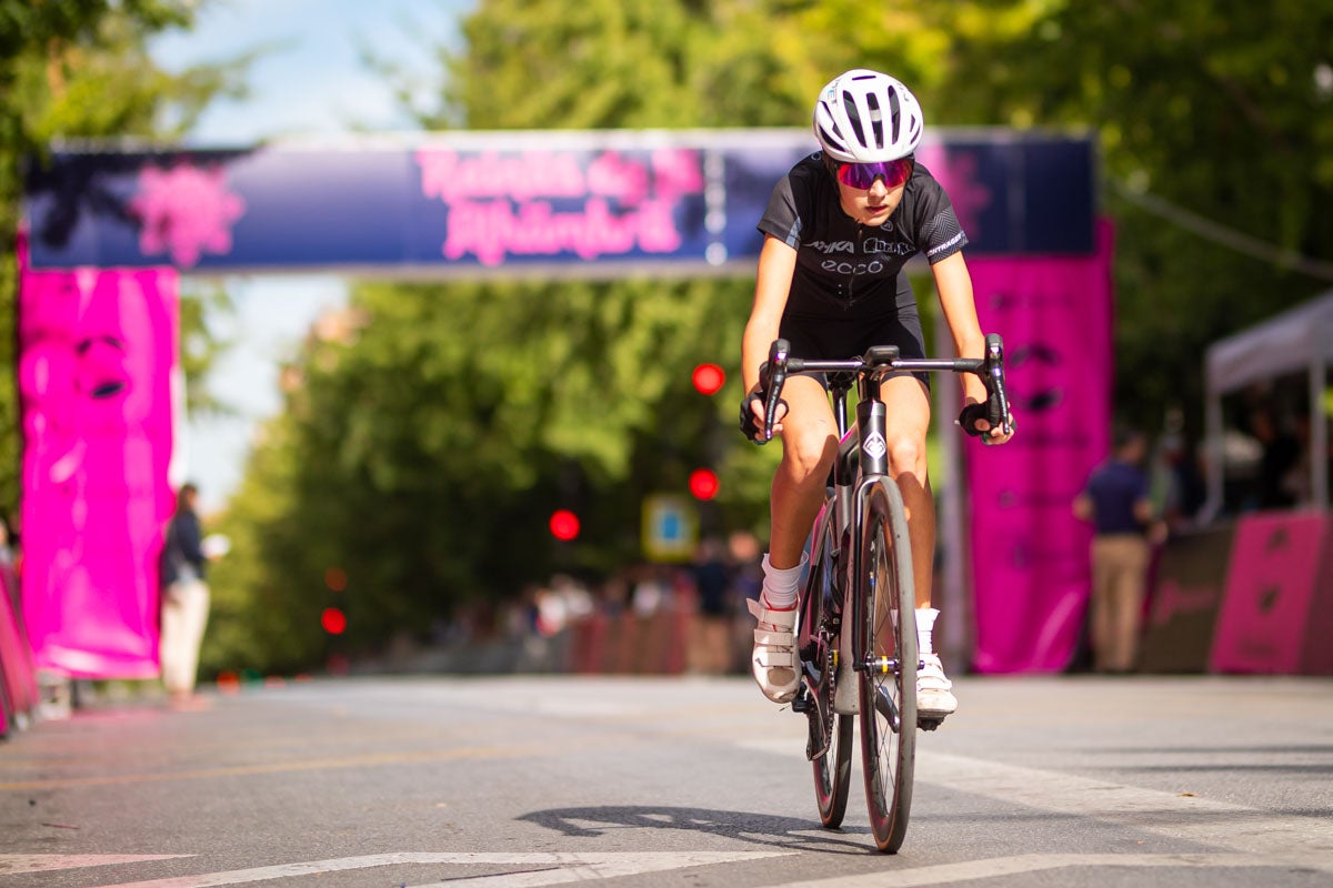 La prueba ciclista Reinas de la Alhambra, en imágenes