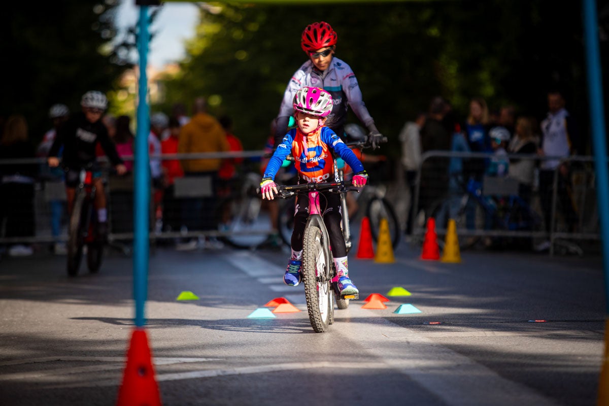 La prueba ciclista Reinas de la Alhambra, en imágenes