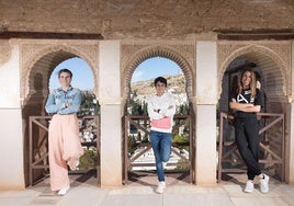 Mavi García y Elisa Longo, junto a María Pérez en la Alhambra.