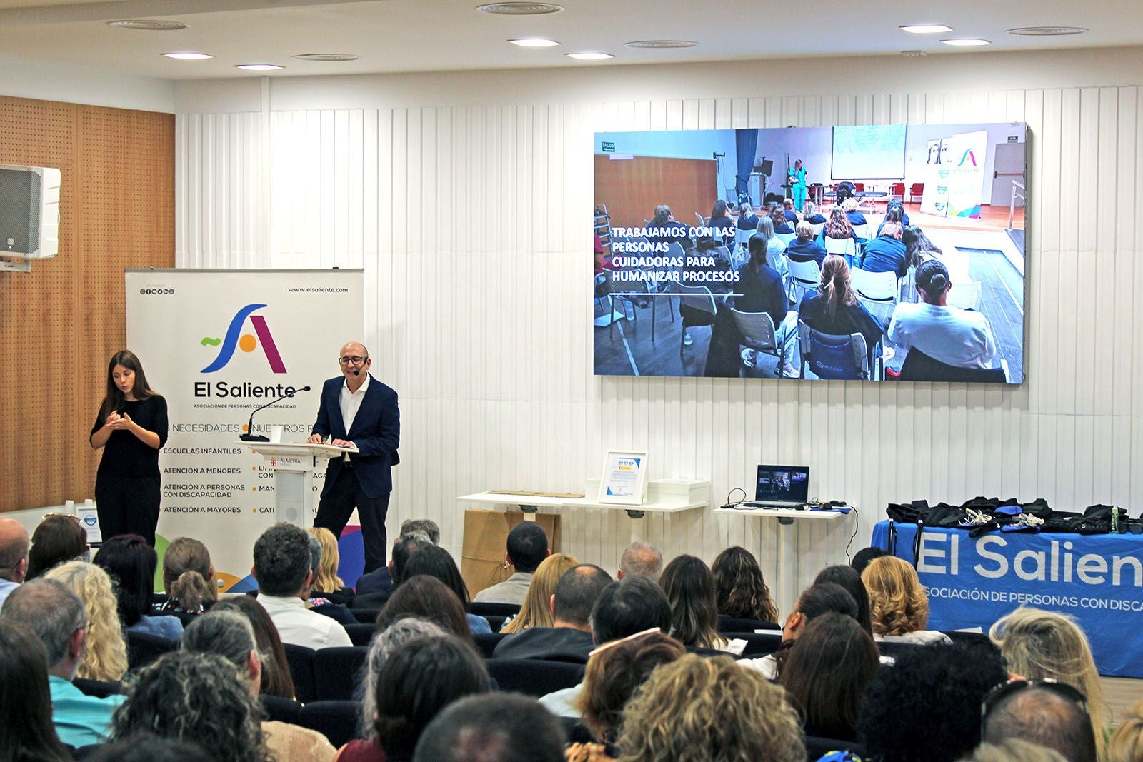 Jornada sobre humanización organizada por El Saliente, con Manuel Esteban Bernabé Cañadas.