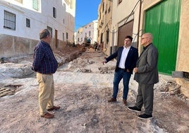 Visita de Manuel Fernández a Cabra de Santo Cristo junto a su alcalde Juan Guidú