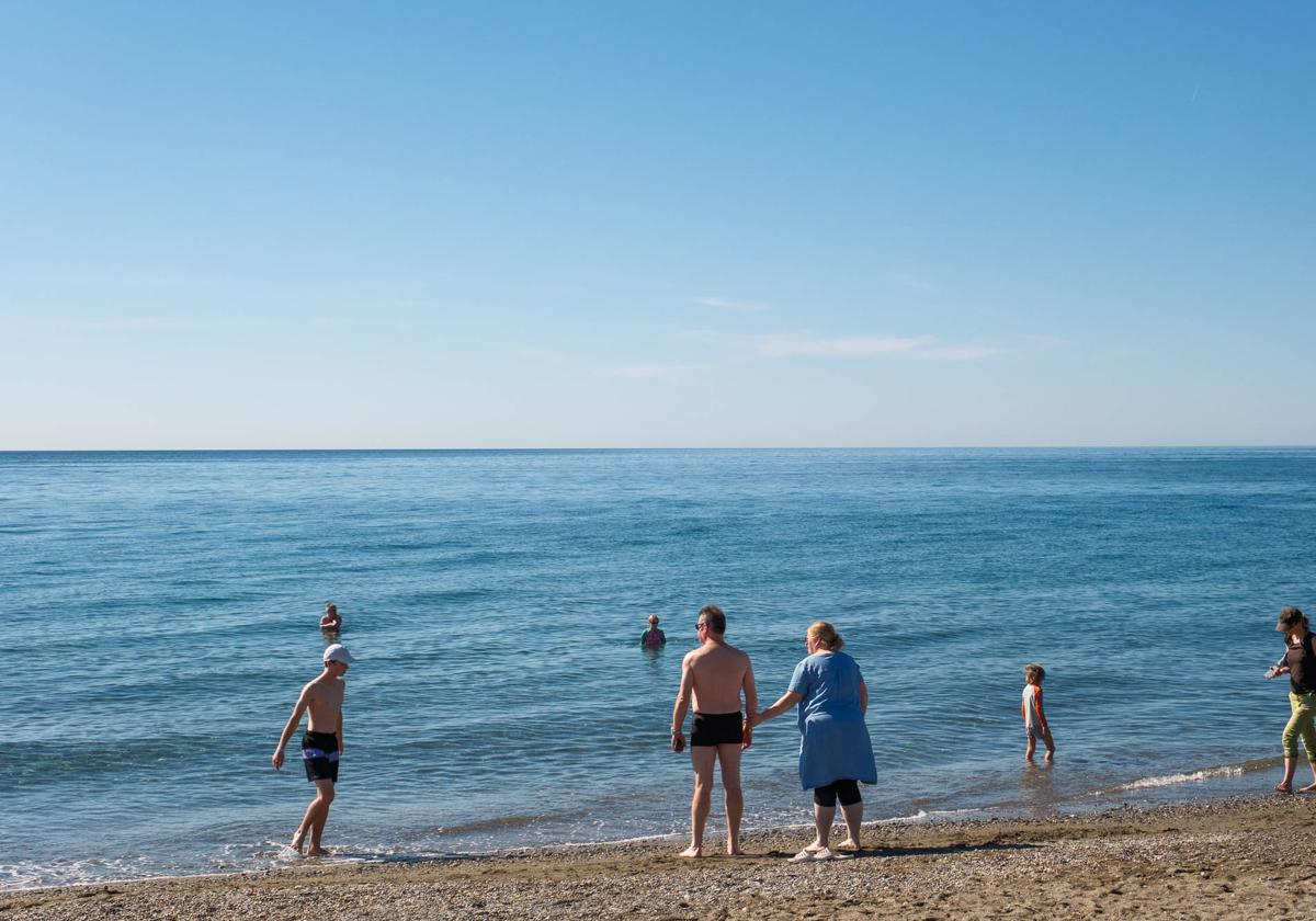 El baño en las playas de Granada con un mes de otoño cumplido